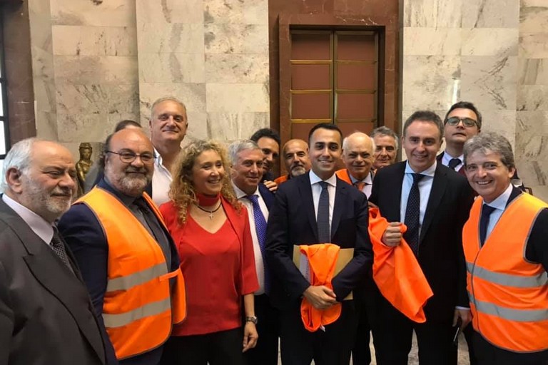 I gilet arancioni con Di Maio e l'assessore Di Gioia