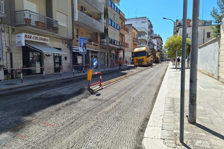 bitumazione su viale Istria, davanti al