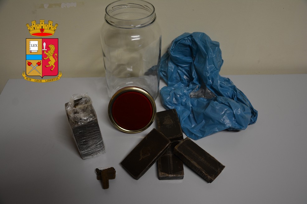 Ritrovati in un box 900 grammi di hashish