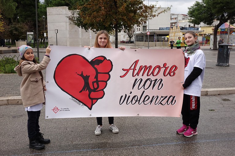 Andria si è tinta di Rosa per dire tutti insieme «No alla violenza sulle donne». <span>Foto Riccardo Di Pietro</span>