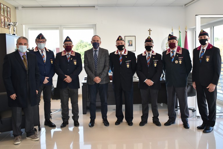 Il Questore Pellicone consegna le medaglie di commiato ai poliziotti in congedo