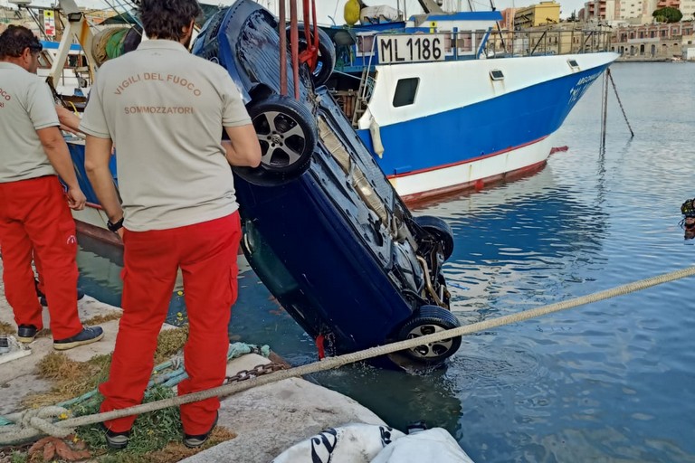auto caduta nel porto di Bisceglie