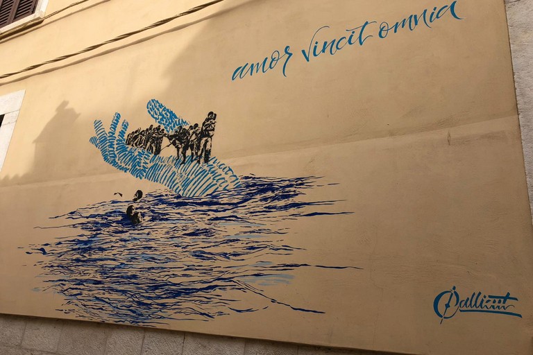 murales su di una parete di Casa Accoglienza S. Maria Goretti
