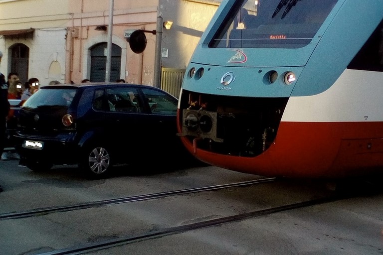 auto ferma tra le sbarre del passaggio a livello di via Ospedaletto