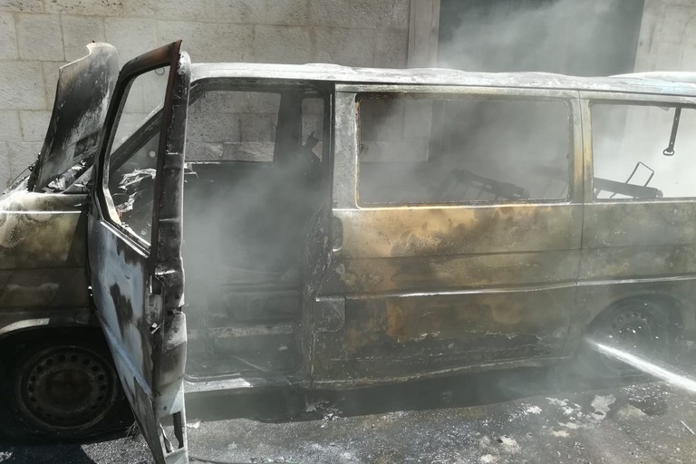 Furgone prende fuoco in via Addis Abeba