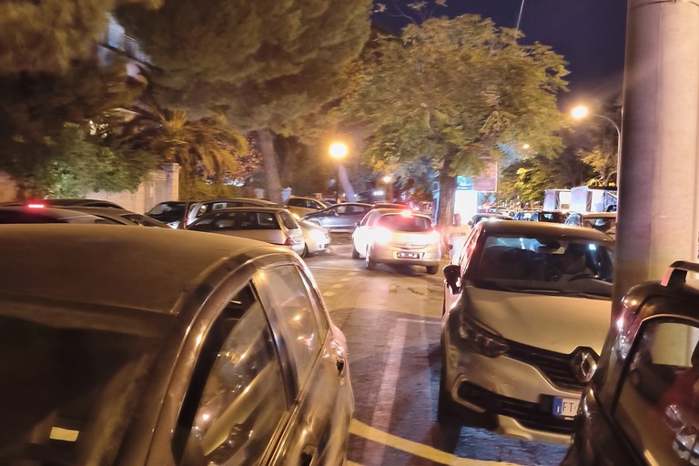 Parcheggio selvaggio su viale Gramsci