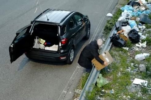 rifiuti gettati per strada