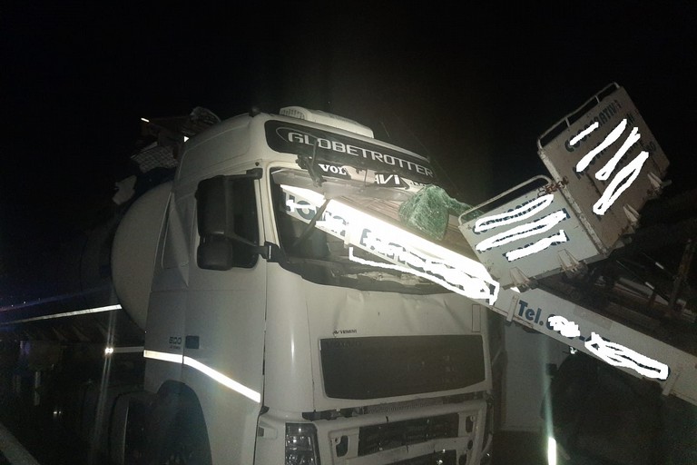 Carrello per traslochi finisce dentro la cabina di un tir sull'A/14 Andria Canosa di Puglia