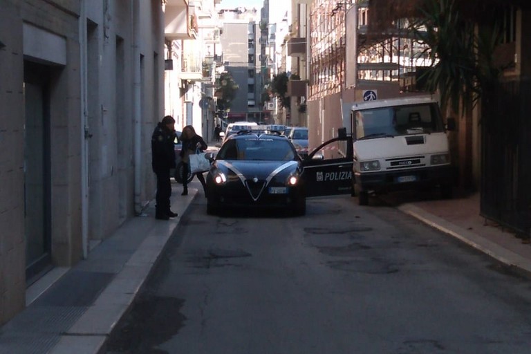 Fuga di gas da un tubo di distribuzione in via Enrico Dandolo