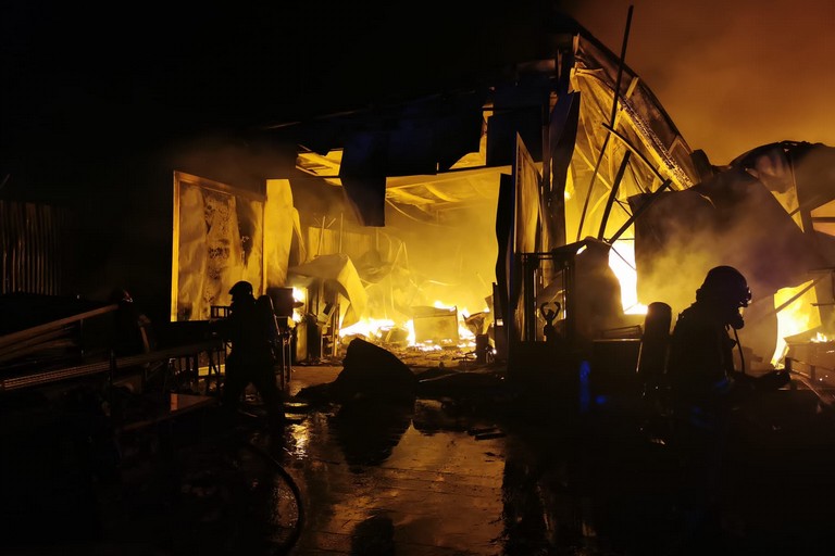 l'inferno di fuoco del capannone di via Barletta