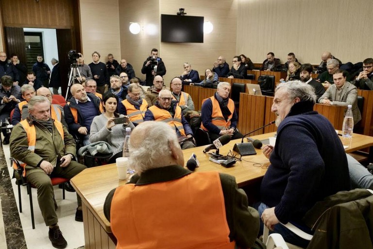 Emiliano incontra i gilet arancioni