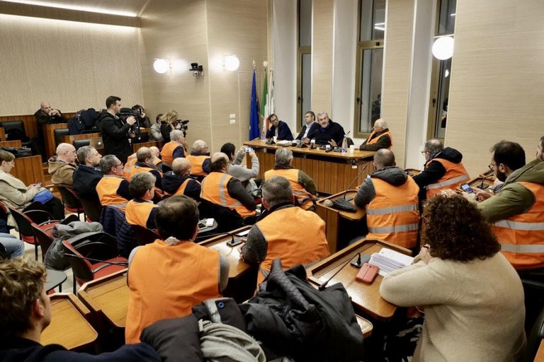 Emiliano incontra i gilet arancioni