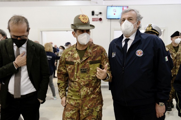 Il presidente Emiliano con il generale Figliuolo