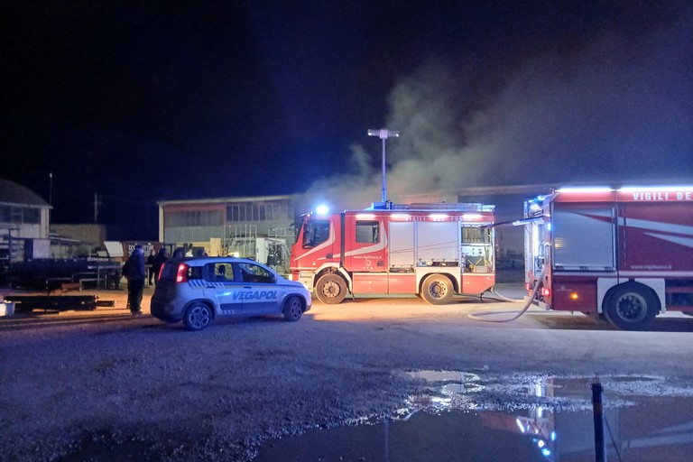 Vasto incendio in un capannone sulla provinciale Andria Corato