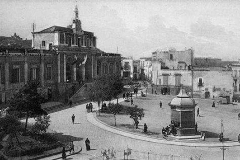 piazza Municipio in una foto d'epoca