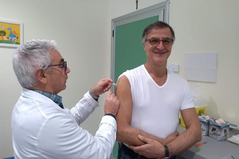 Il dott Matera si vaccina