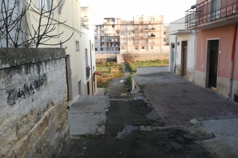 Degrado e fogna a cielo aperto, questa è Via Matteotti