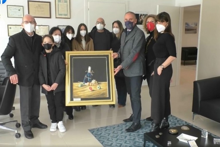 Un'opera dell'artista Michele Ficarazzo donata alla Questura di Andria