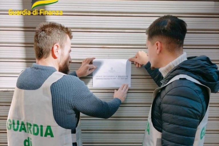 Carrozzeria abusiva in un garage ad Andria, scattano i sigilli