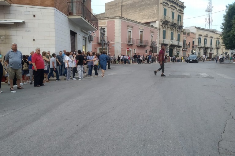 gente presente nei pressi di piazza Umberto I