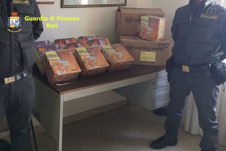 fuochi d'artificio sequestrati dalle Fiamme Gialle