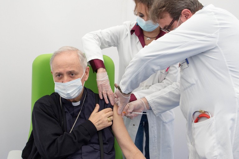 Mons. Luigi Mansi si è vaccinato