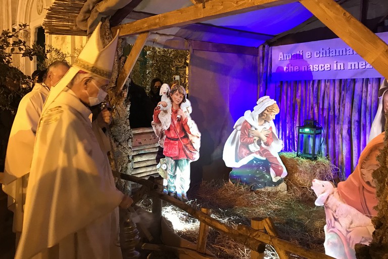 Il presepe sul sagrato della chiesa Beata Vergine Immacolata