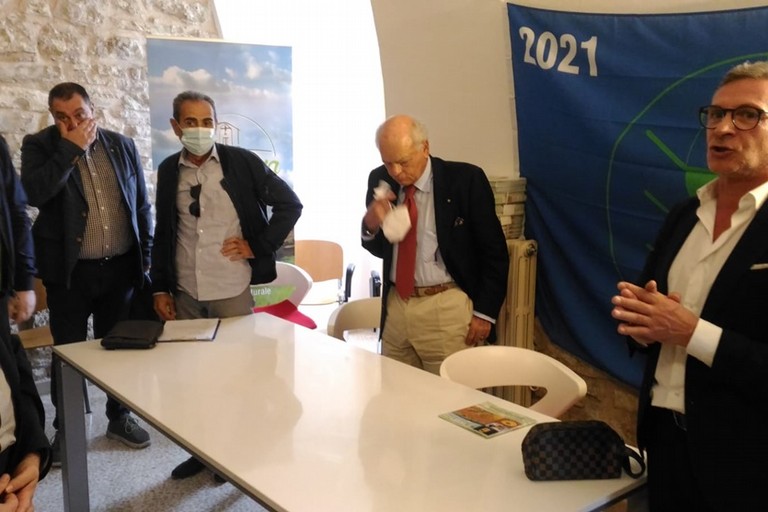 foto a dx lAssessore Troia la bandiera Spighe Verdi rimane a Montegrosso