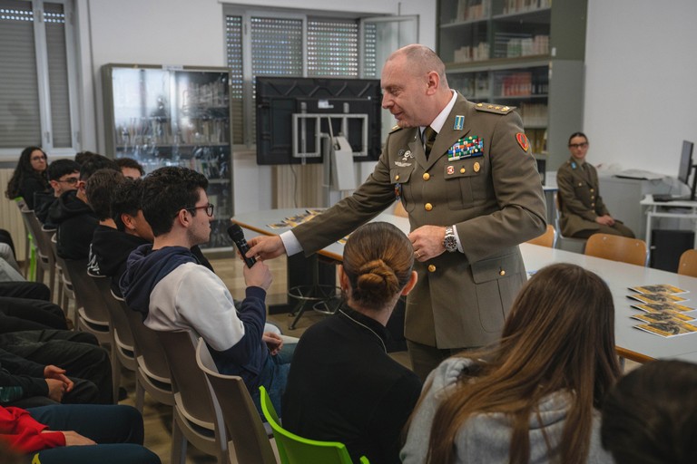 l’Esercito incontra gli studenti