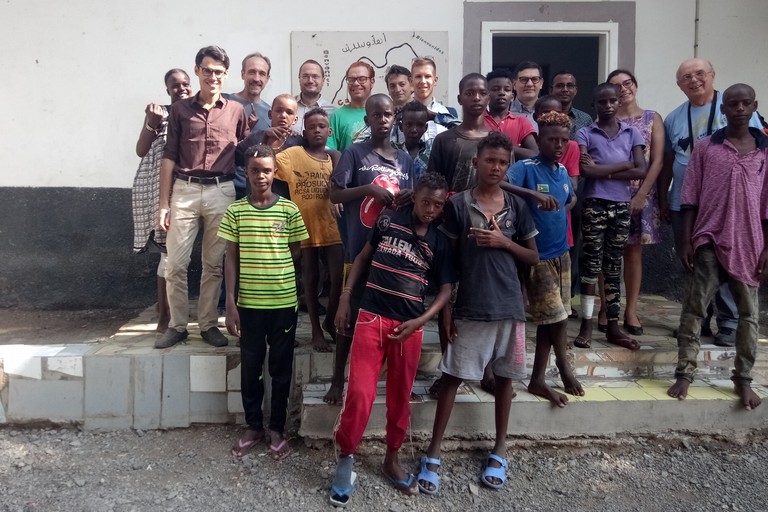 Foto di gruppo con i ragazzi di strada Sara il direttore di Caritas Gibuti e don Mimmo