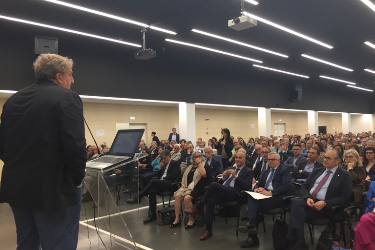 Emiliano alla presentazione della rete oncologica pugliese