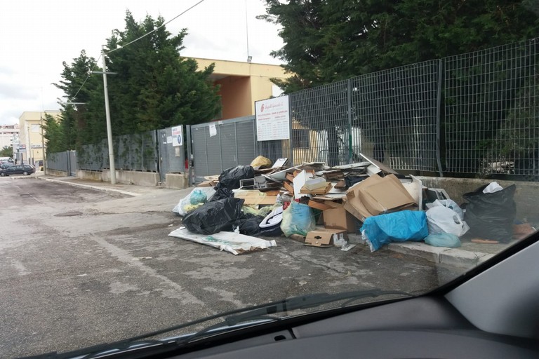 abbandono rifiuti isola ecologica