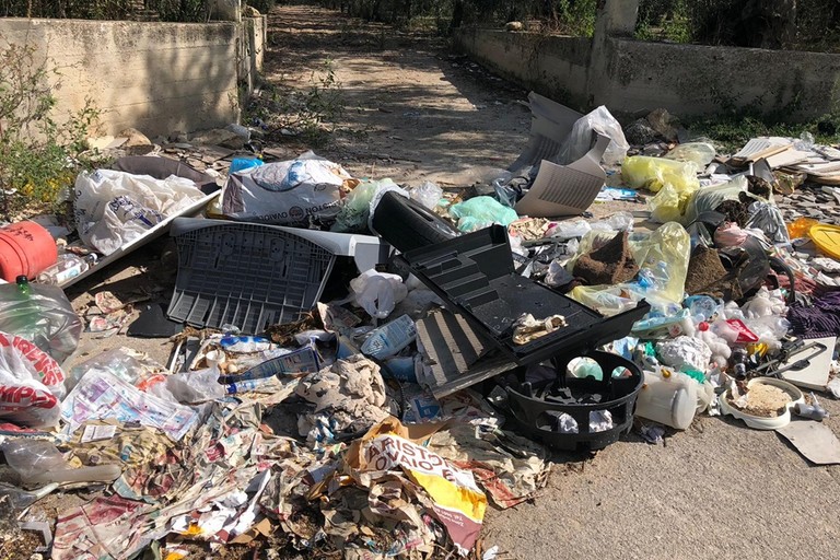 scocche di televisori ed elettrodomestici abbandonate in campagna