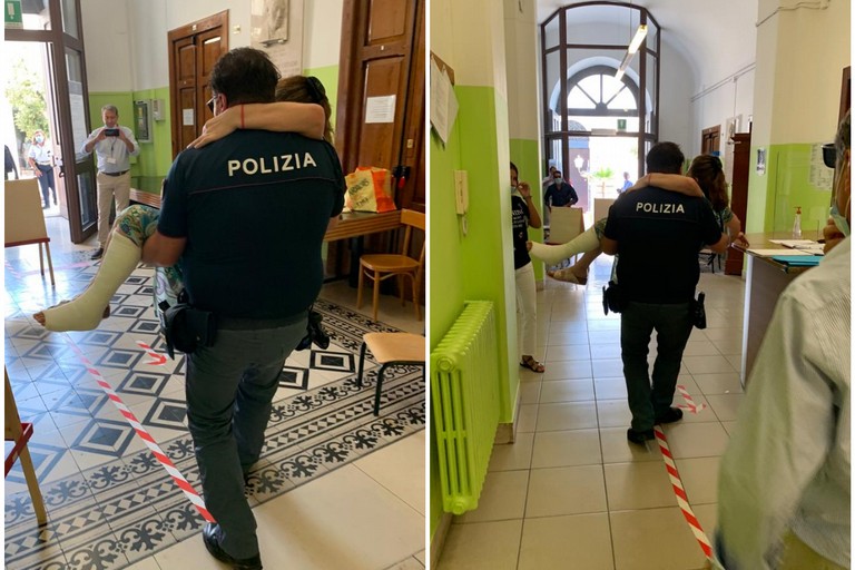 poliziotto porta in ...braccio una elettrice