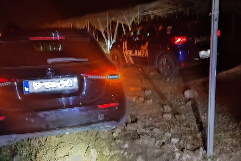 Finiscono fuori strada tra le campagne di Andria e Corato