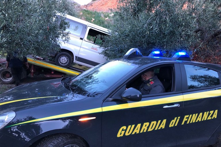Ritrovato dalla Finanza di Barletta il furgone rubato della Asl Bt