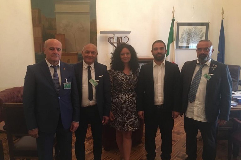 Il sovrintendente capo De Vincenziis, /secondo da sx) con la deputata on. Galizia