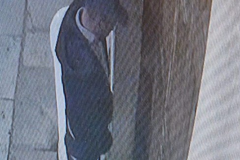 Urina in via San Sebastiano davanti ad un portone di un'abitazione