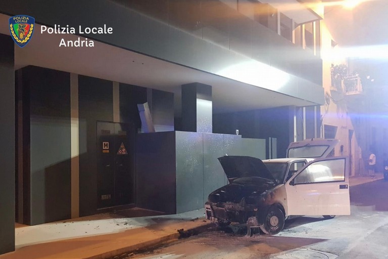 Auto in fiamme in via Giannone
