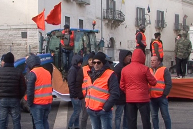 Gilet arancioni in piazza Catuma