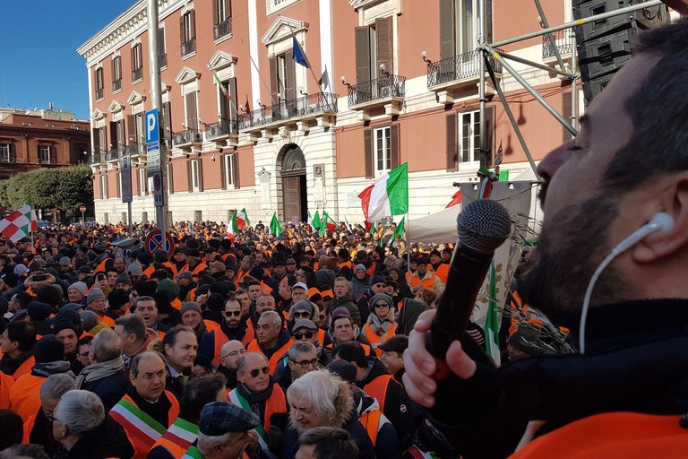 Manifestazione a Bari dei gilet arancione