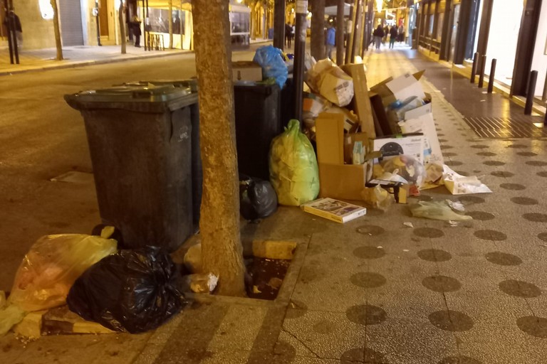 cestini ricolmi di rifiuti di ogni genere su corso Cavour
