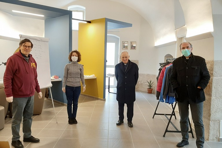 Il vescovo e il vicario generale in visita alla sede della Caritas diocesana
