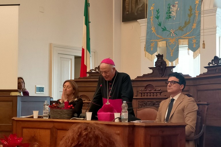 Il Vescovo mons Mansi con la sindaca Giovanna Bruno e il presidente del Consiglio Comunale Giovanni Vurchio JPG