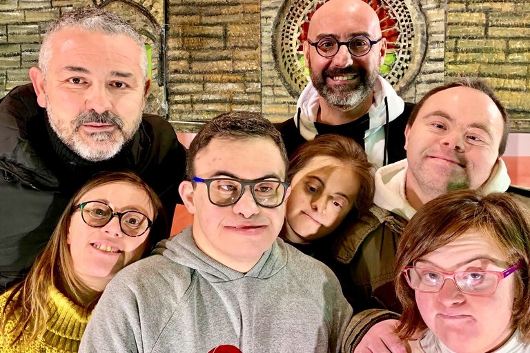Sabino Matera con il presidente del Centro Zenith Antonello Fortunato e i suoi ragazzi