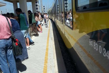 Passeggeri Bari Nord in attesa sotto il sole