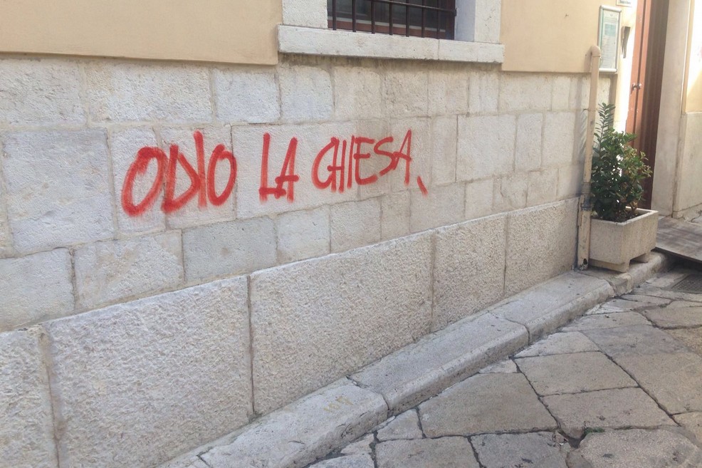 Scritte facciata Casa Accoglienza