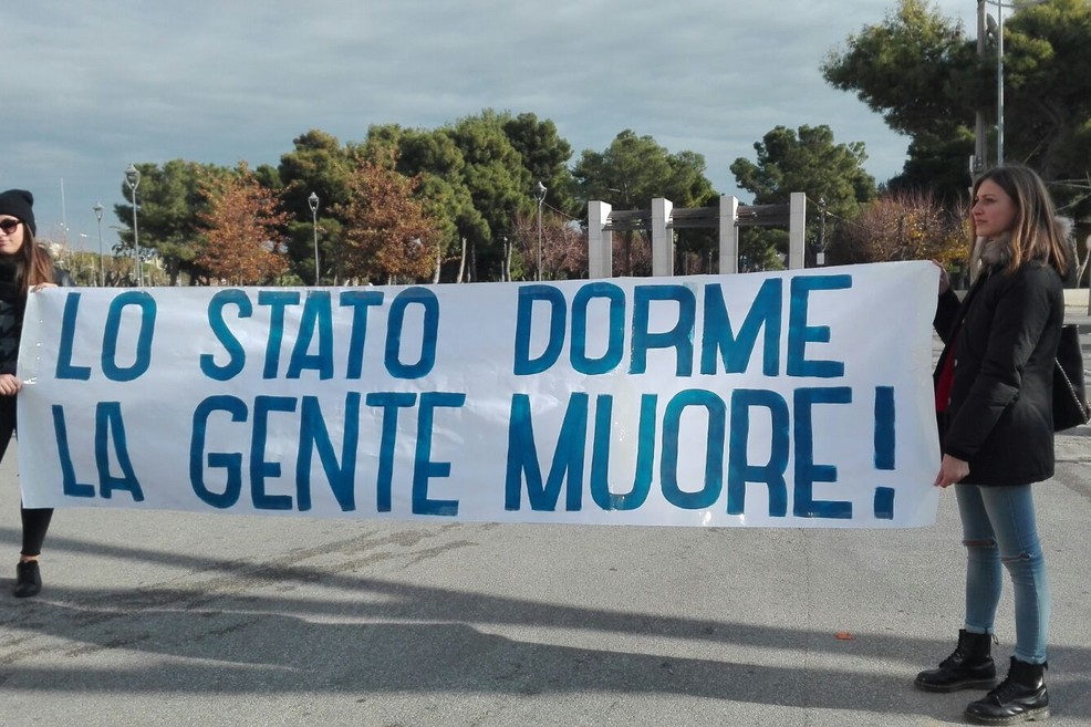 Lo stato dorme la gente muore