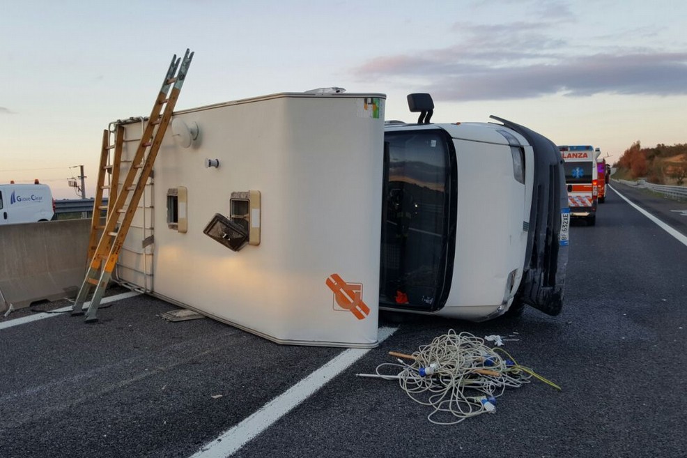 Camper ribaltato in autostrada