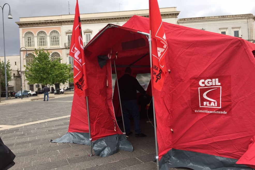 Tenda rossa in piazza Catuma